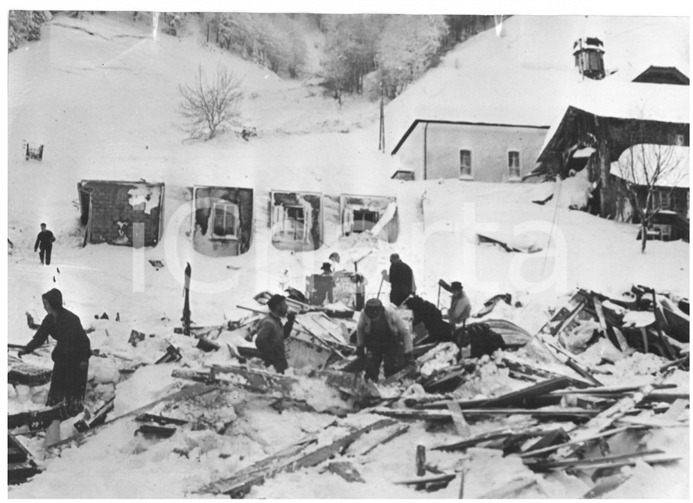 1954 RIEMENSTALDEN (SVIZZERA) I superstiti tra le case distrutte da una valanga Fotografia d'epoca con didascalia coeva al verso.  CONDIZIONI: POOR (ondulazione e lievi sovraimpressioni) CONDIZIONI: 18x13 cm    originale e autentica 1