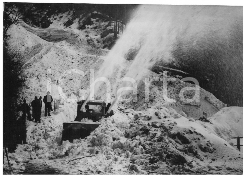 1954 AXENSTRASSE (SVIZZERA) Spazzaneve in funzione dopo una valanga *Foto 18x13 Fotografia d'epoca con didascalia coeva al verso. CONDIZIONI: G (piccole piegature e minima sovraimpressione)CONDIZIONI: 18x13 cm    originale e autentica 1