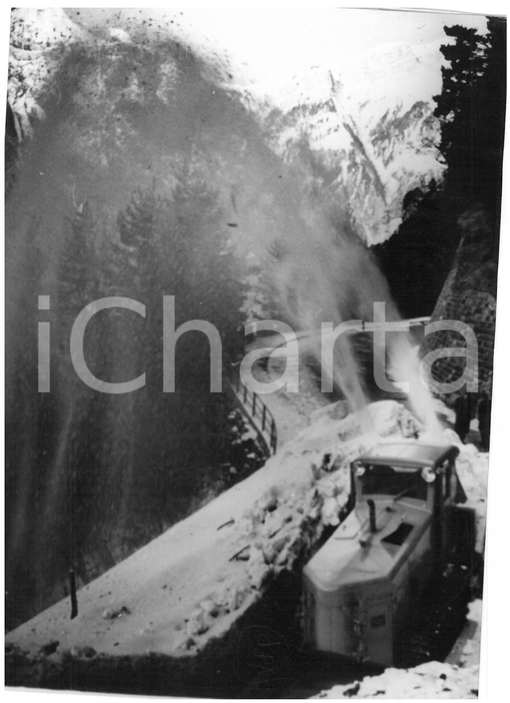 1954 AXENSTRASSE (SVIZZERA) Spazzaneve in funzione dopo una valanga - Foto 13x18 Fotografia d'epoca con didascalia coeva al verso. CONDIZIONI: POOR (bassa qualit&agrave; di stampa; piccola sovraimpressione al margine inferiore)CONDIZIONI: 13x18 cm    originale e autentica 1