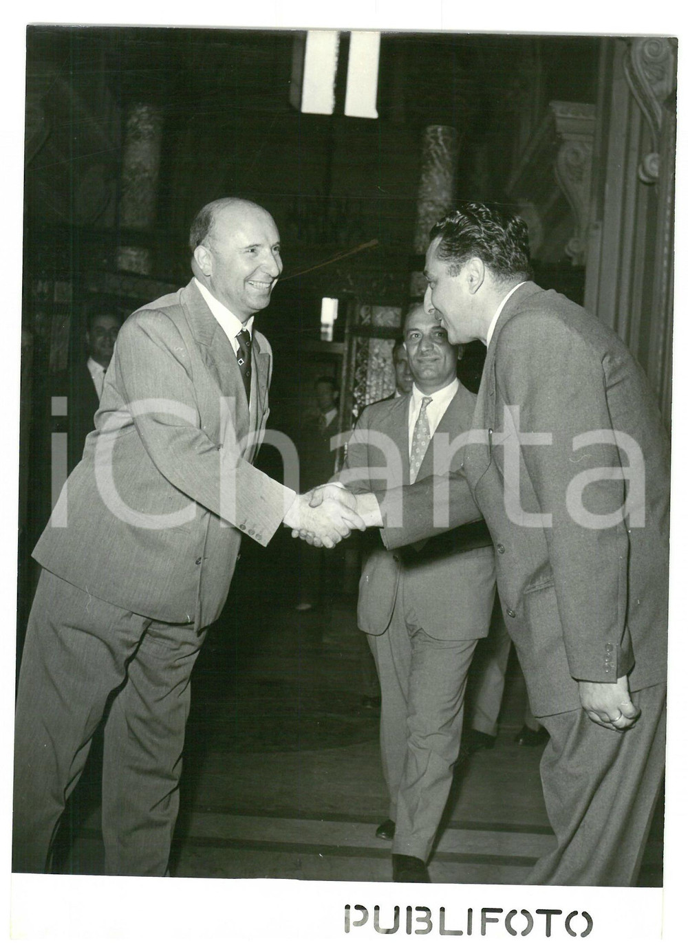 1953 ROMA Ministero dell'interno - Mario SCELBA saluta i suoi collaboratori Fotografia d'epoca con didascalia coeva al verso.  CONDIZIONI: G (ma lieve sovraimpressione al margine destro) CONDIZIONI: 13x18 cm    originale e autentica 1