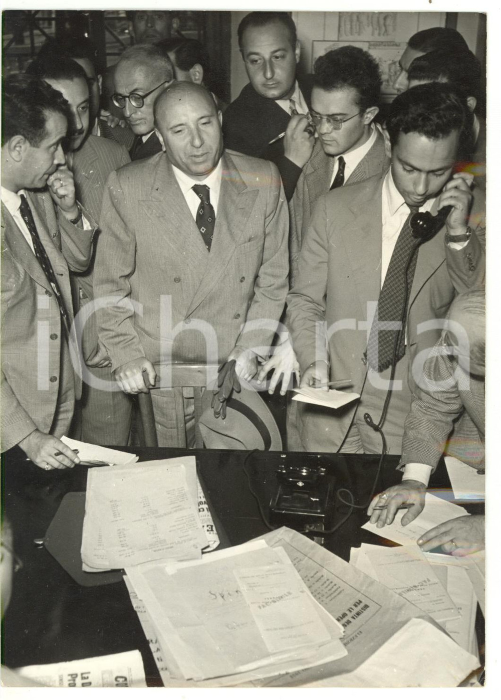 1953 ROMA Mario SCELBA comunica ai giornalisti i risultati delle elezioni *Foto Fotografia d'epoca con didascalia coeva al verso.  CONDIZIONI: FAIR (lieve ondulazione al margine destro) CONDIZIONI: 13x18 cm    originale e autentica 1
