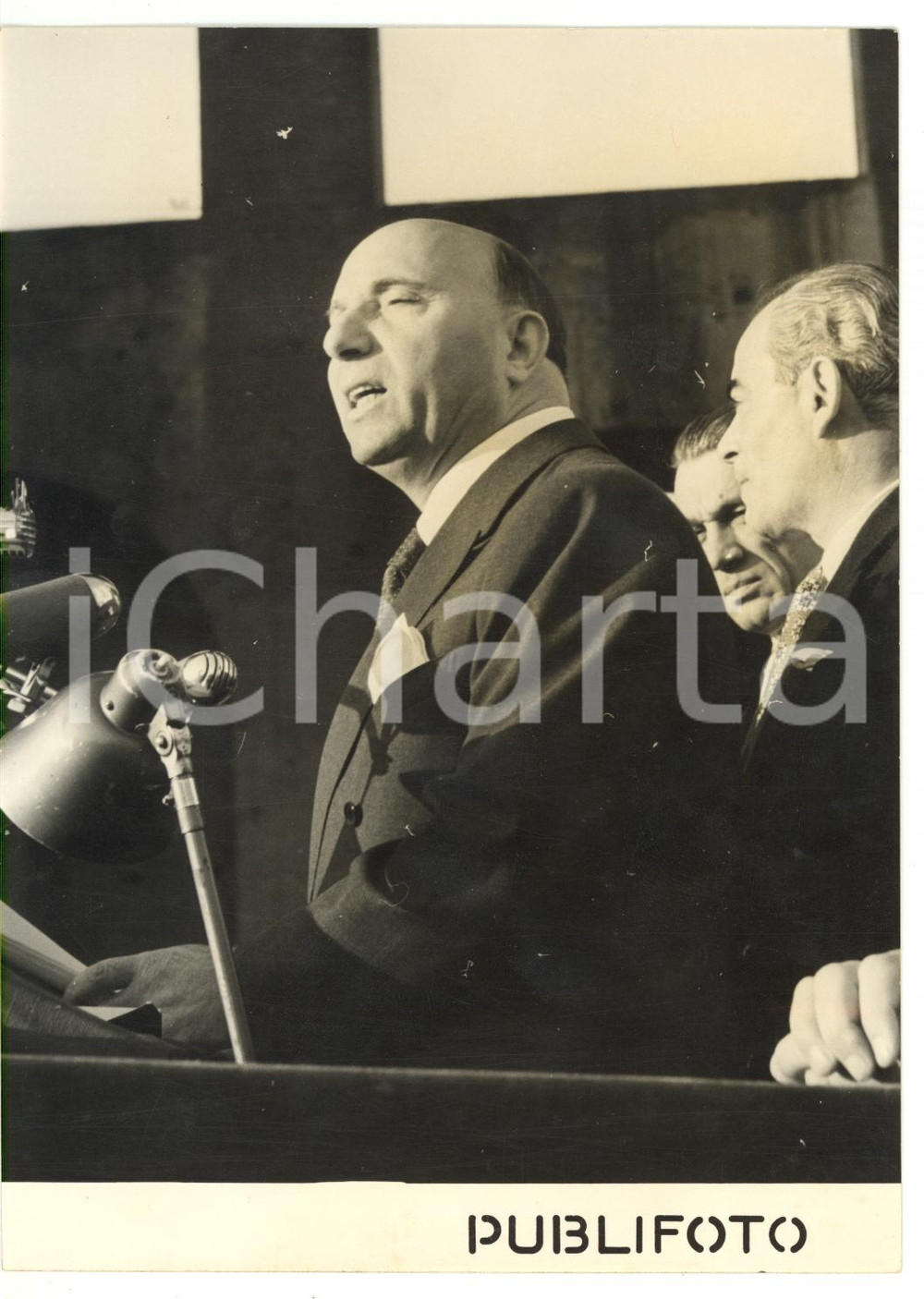 25 aprile 1953 ROMA Basilica di Massenzio - Discorso di Mario SCELBA *Foto 13x18 Fotografia d'epoca con didascalia coeva al verso.  CONDIZIONI: G (ma minime sovraimpressioni) CONDIZIONI: 13x18 cm    originale e autentica 1
