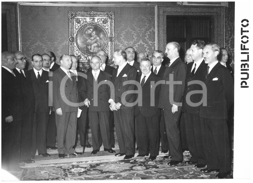 1954 ROMA Mario SCELBA comunica a Luigi EINAUDI ritorno di Trieste all'Italia Fotografia d'epoca con didascalia coeva al verso.  CONDIZIONI: G (ma graffio al margine destro) CONDIZIONI: 18x13 cm    originale e autentica 1
