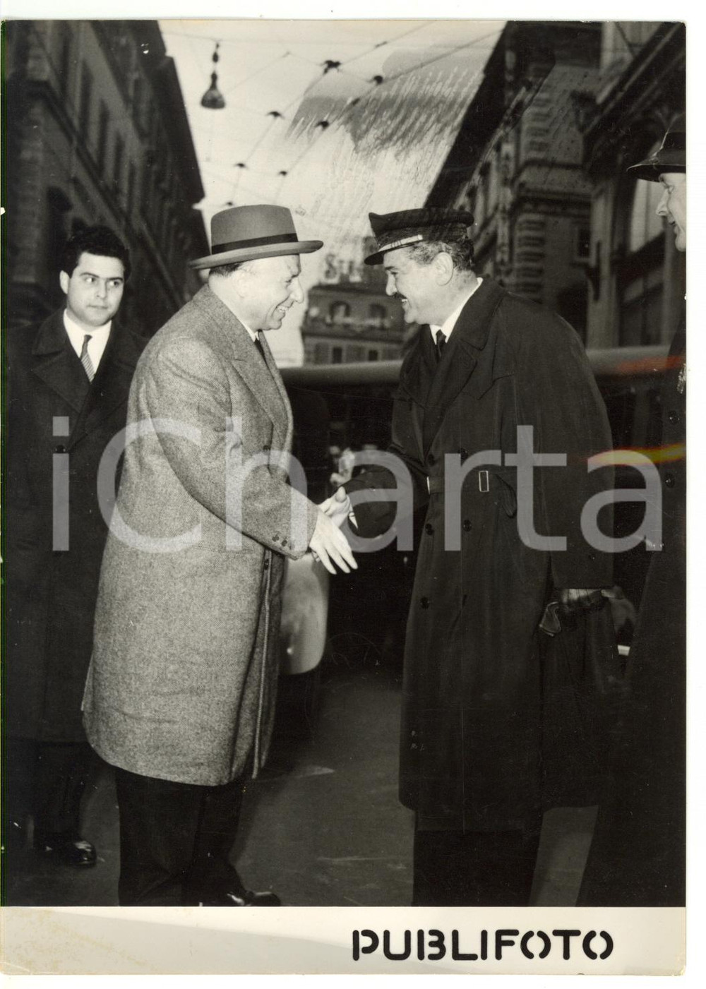 1955 ROMA Mario SCELBA stringe la mano a un vigile urbano *Foto 13x18 cm Fotografia d'epoca con didascalia coeva al verso.  CONDIZIONI: FAIR (sovraimpressione al margine inferiore; ondulazione al margine destro. La macchia al margine superiore &egrave; un difetto di stampa) CONDIZIONI: 13x18 cm    originale e autentica 1