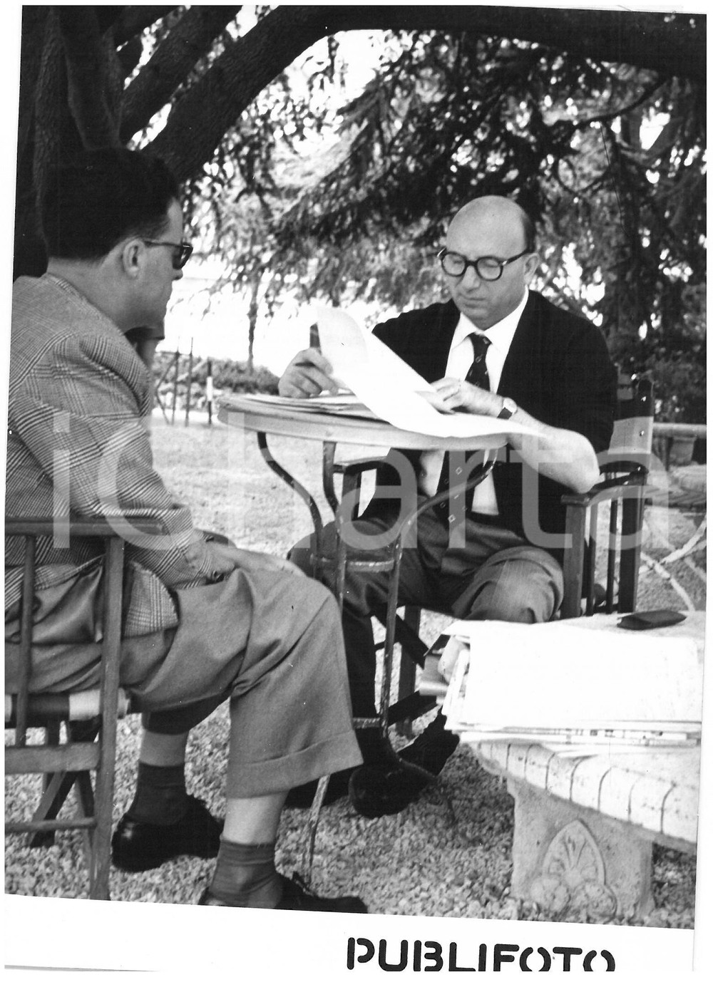 1954 FIUGGI (FR) Mario SCELBA sbriga pratiche ministeriali in vacanza - Foto Fotografia d'epoca con didascalia coeva al verso.  CONDIZIONI: FAIR (bassa qualit&agrave; di stampa; minima sovraimpressione) CONDIZIONI: 13x18 cm    originale e autentica 1