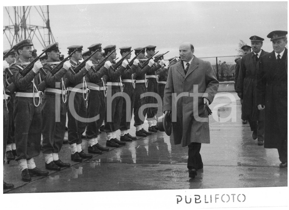 1955 ca MILANO MALPENSA Mario SCELBA passa in rassegna il picchetto d'onore  Fotografia d'epoca con didascalia coeva al verso.  CONDIZIONI: G CONDIZIONI: 18x13 cm    originale e autentica 1