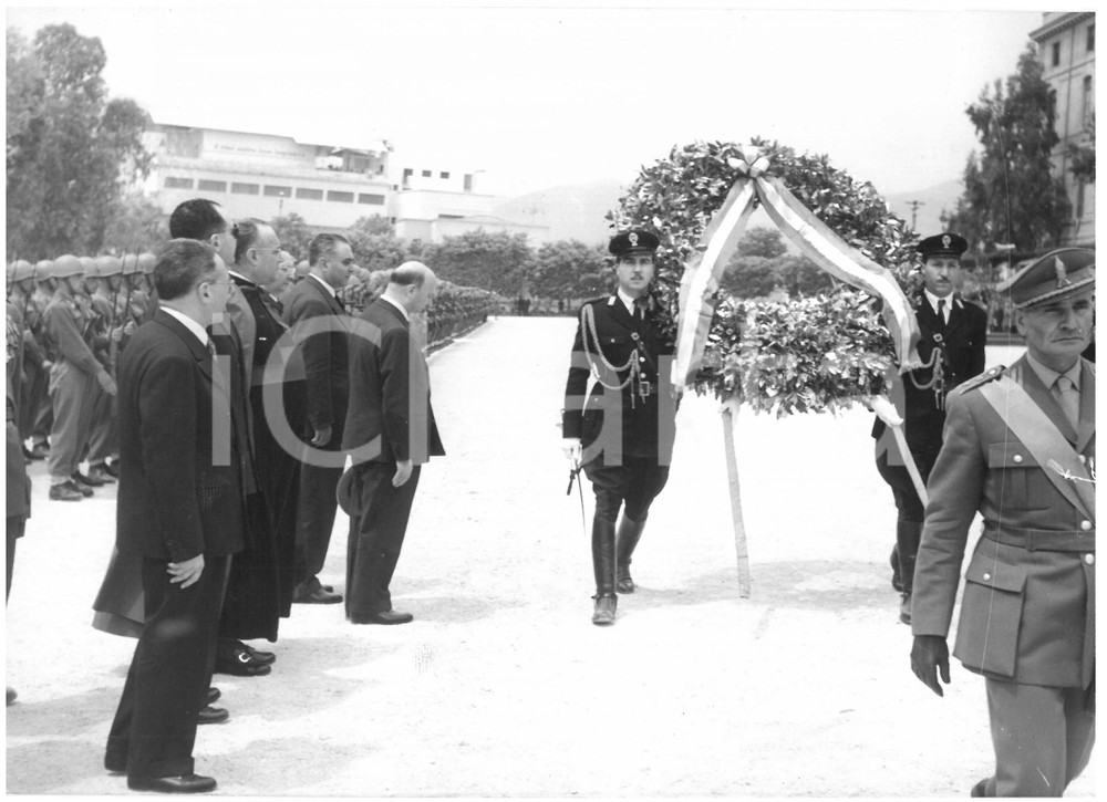 1955 ca PALERMO Sacrario dei Caduti - Mario SCELBA al passaggio del corteo *Foto Fotografia d'epoca con didascalia coeva al verso.  CONDIZIONI: G (ma lieve sovraimpressione; didascalia al verso danneggiata) CONDIZIONI: 18x13 cm    originale e autentica 1