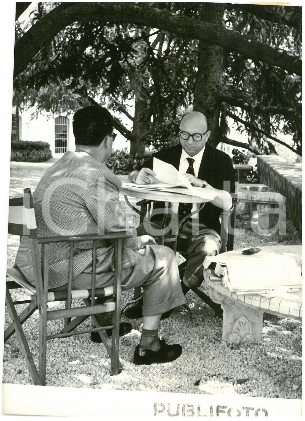 1954 FIUGGI (FR) Mario SCELBA sbriga pratiche ministeriali in vacanza *Foto Fotografia d'epoca con didascalia coeva al verso.  CONDIZIONI: G (ma lieve ondulazione al margine inferiore) CONDIZIONI: 13x18 cm  originale e autentica 1