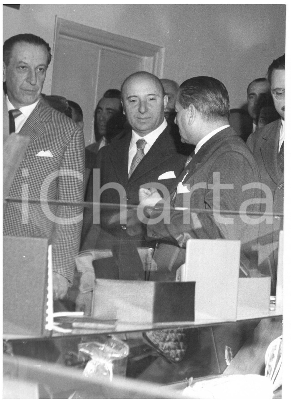 1955 ca MILANO Fiera Campionaria - Mario SCELBA visita gli stand *Foto 13x18 cm Fotografia d'epoca con didascalia coeva al verso.  CONDIZIONI: G (ma lieve ondulazione ai margini; sovraimpressione circolare) CONDIZIONI: 13x18 cm    originale e autentica 1