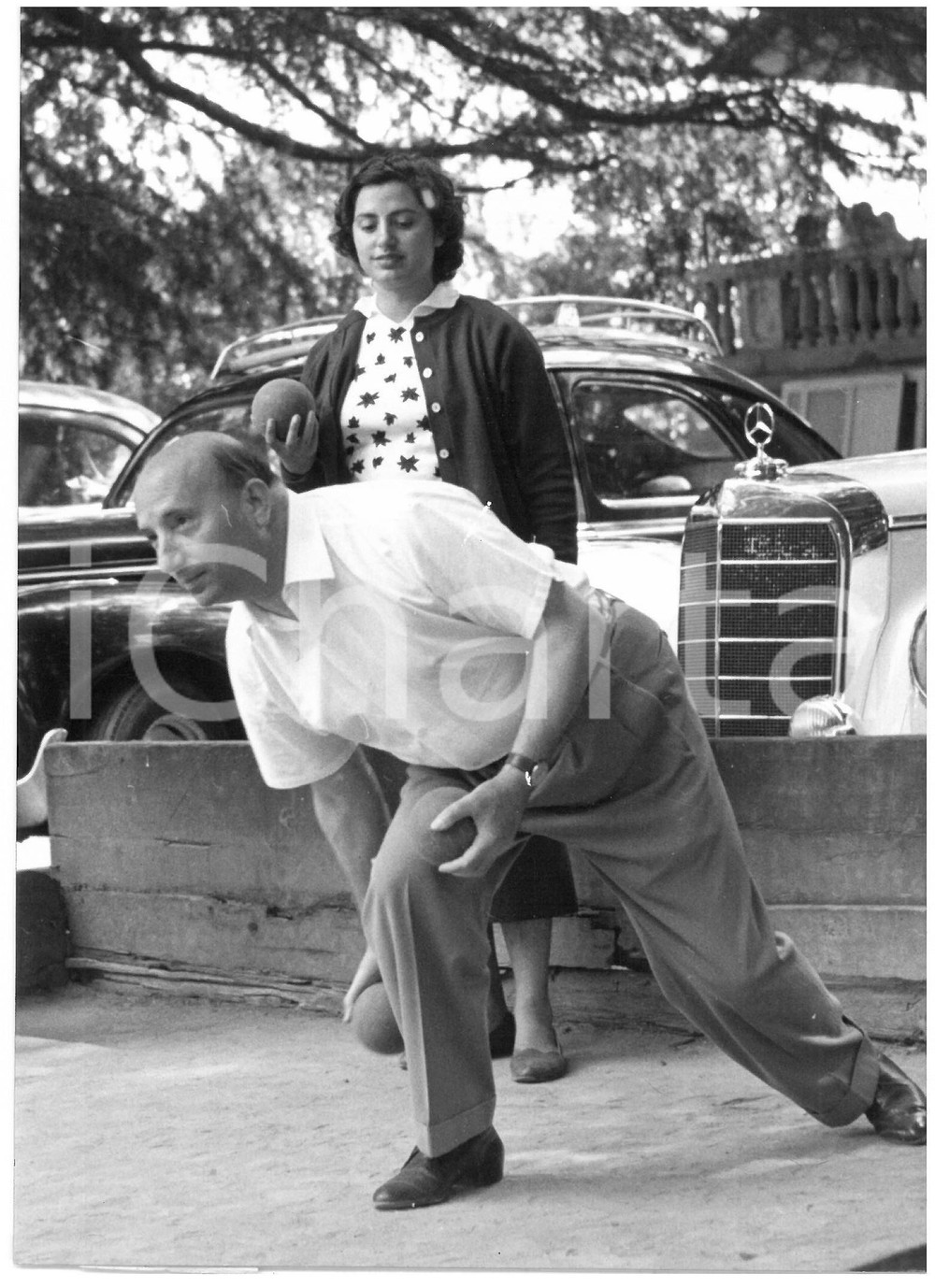 1954 BAVENO Mario SCELBA gioca a bocce con la figlia Maria Luisa - Foto 13x18 Fotografia d'epoca con didascalia coeva al verso.  CONDIZIONI: G (ma lieve sovraimpressione) CONDIZIONI: 13x18 cm    originale e autentica 1