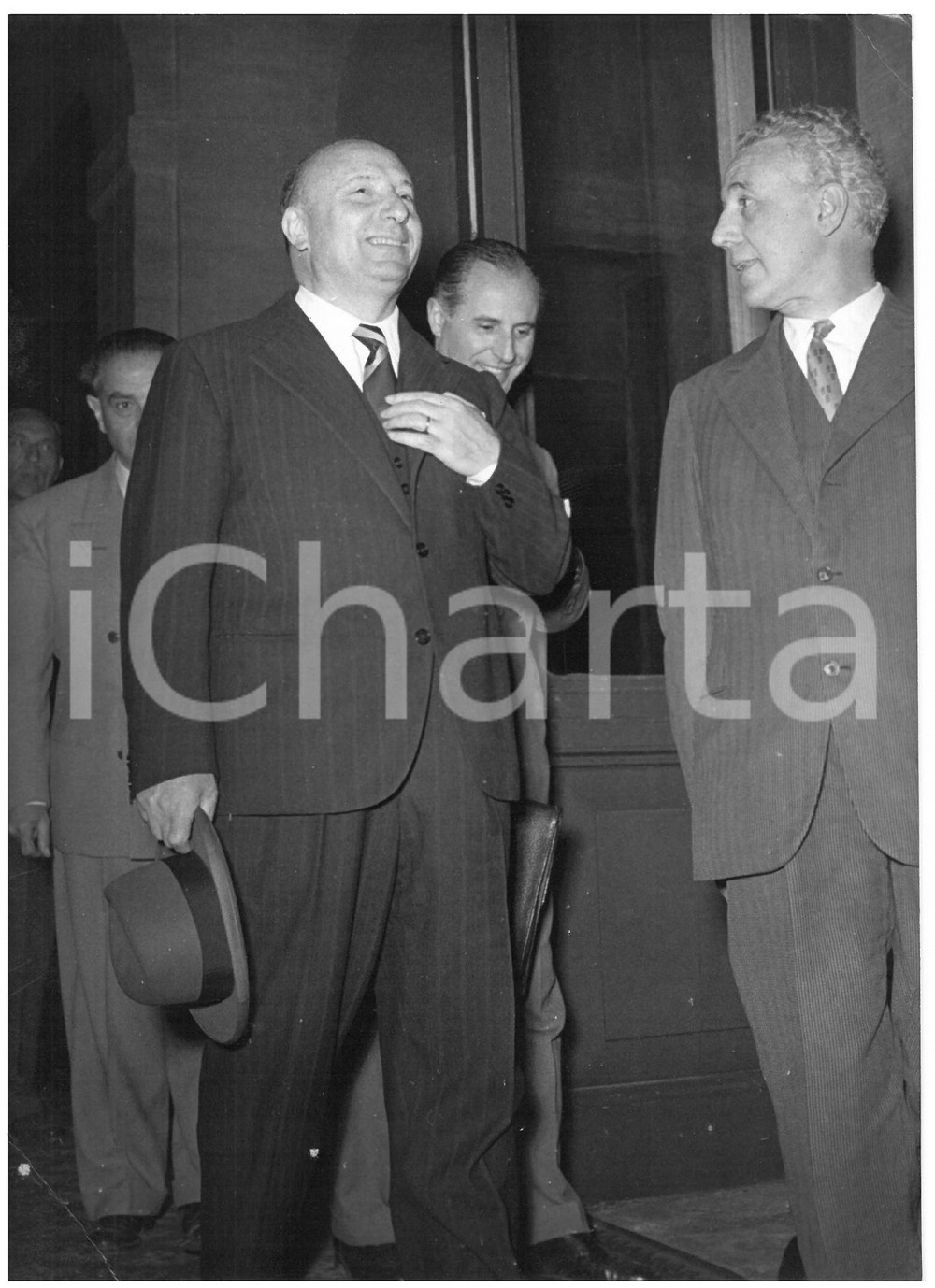 1955 ROMA Presidente del Consiglio Mario SCELBA al Quirinale *Foto 13x18 cm Fotografia d'epoca con didascalia coeva al verso.  CONDIZIONI: POOR (piegatura all'angolo inferiore sinistro; piccola sovraimpressione all'angolo superiore sinistro) CONDIZIONI: 13x18 cm    originale e autentica 1