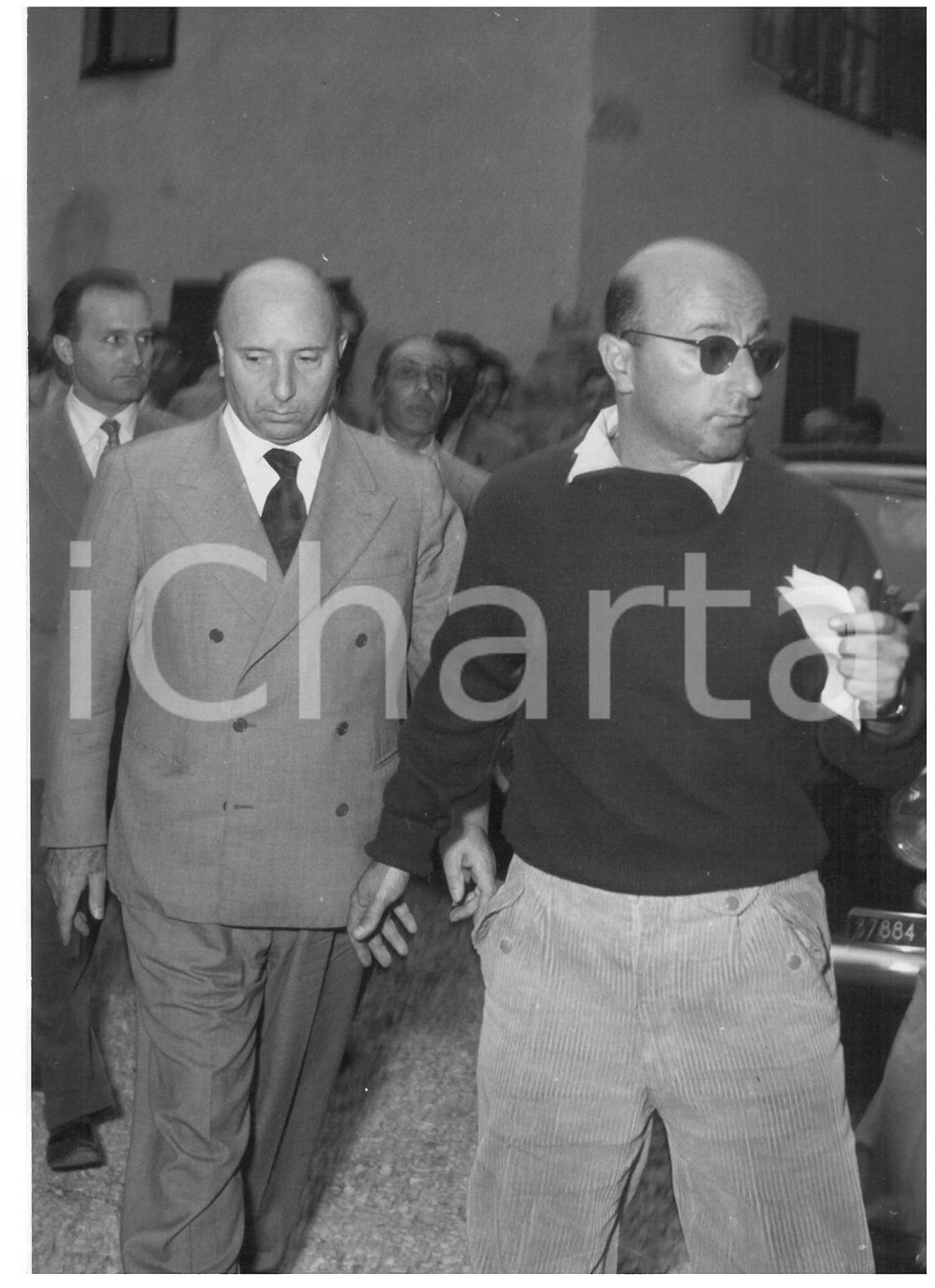 1954 BORGO VALSUGANA Morte di DE GASPERI - Arrivo di Mario SCELBA  Fotografia d'epoca con didascalia coeva al verso.  CONDIZIONI: G (ma piccola piegatura al margine superiore; didascalia al verso parzialmente tagliata) CONDIZIONI: 13x18 cm    originale e autentica 1