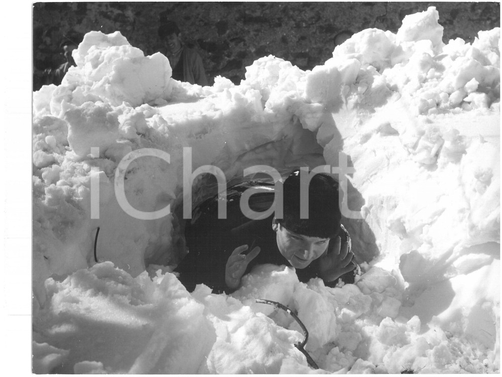 1959 CAIRO MONTENOTTE (SV) Bambino gioca nella neve *Foto 18x24 cm Fotografia d'epoca con didascalia coeva al verso.  CONDIZIONI: FAIR (piccole piegature ai margini) CONDIZIONI: 18x24 cm    originale e autentica 1