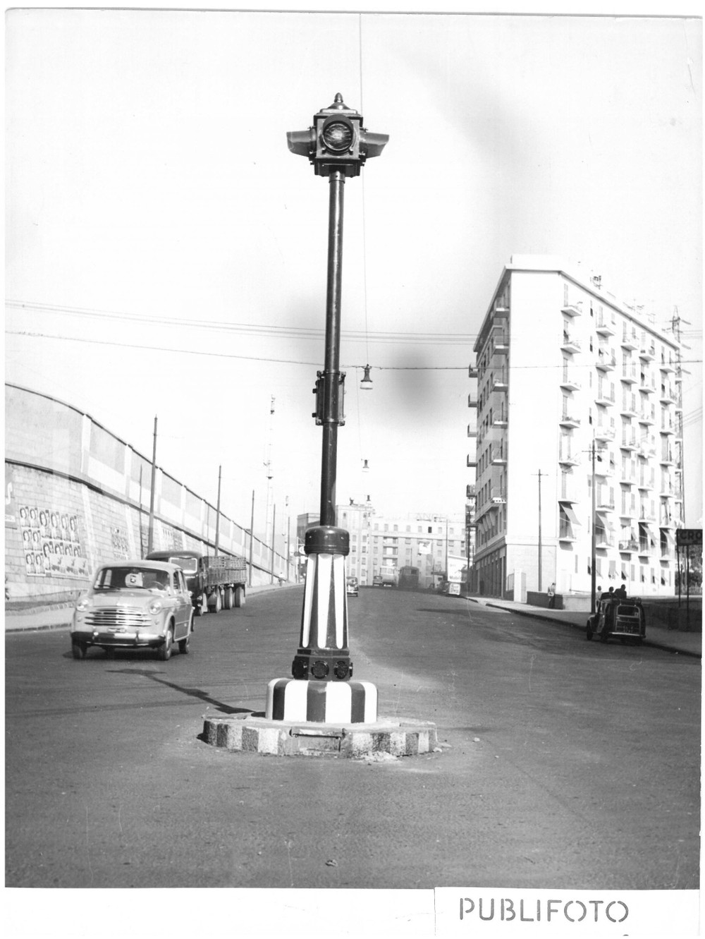 1957 GENOVA Via Antonio Cantore - Veduta del nuovo semaforo *Foto 18x24 Fotografia d'epoca con didascalia coeva al verso.  CONDIZIONI: FAIR (piegature al margine inferiore e all'angolo superiore destro) CONDIZIONI: 18x24 cm    originale e autentica 1