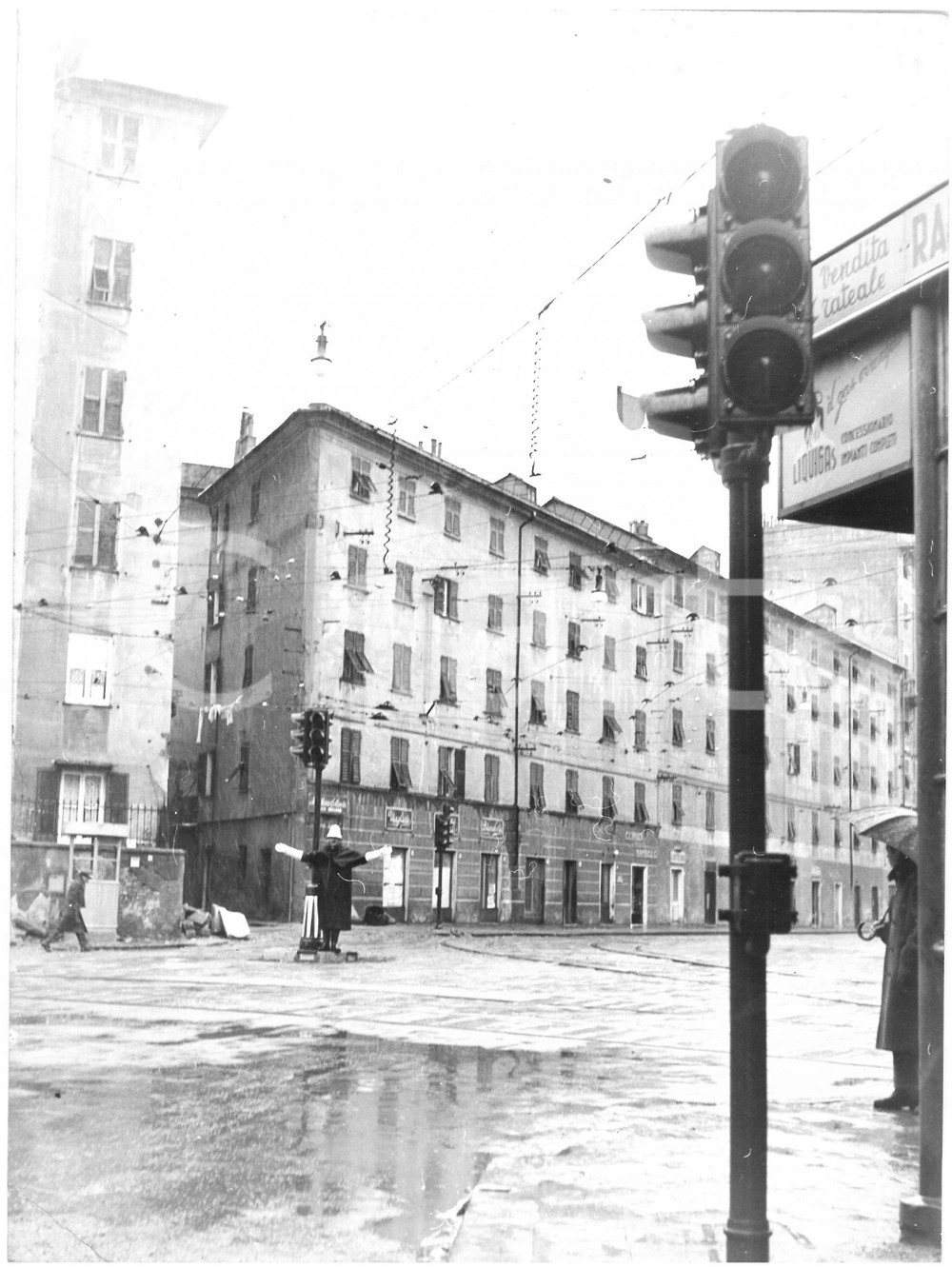 1957 GENOVA Vigile urbano dirige il traffico sotto la pioggia *Foto 18x24 cm Fotografia d'epoca.  CONDIZIONI: FAIR (piegatura all'angolo inferiore sinistro; piccoli aloni al margine superiore) CONDIZIONI: 18x24 cm    originale e autentica 1