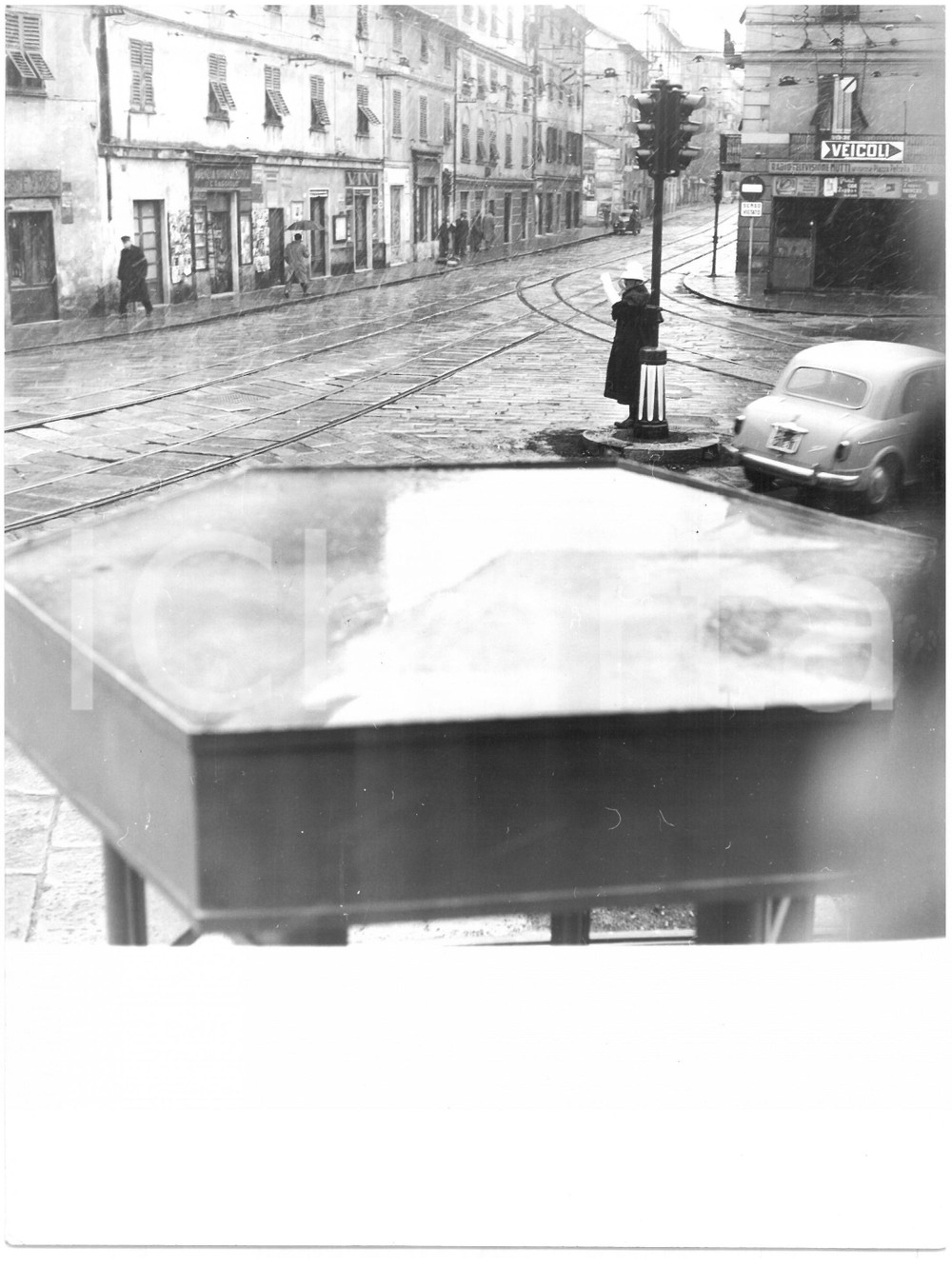 1956 GENOVA Via Antonio Cantore - Vigile urbano dirige il traffico *Foto 18x24 Fotografia d'epoca con didascalia coeva al verso.  CONDIZIONI: FAIR (piegatura all'angolo superiore destro) CONDIZIONI: 18x24 cm    originale e autentica 1