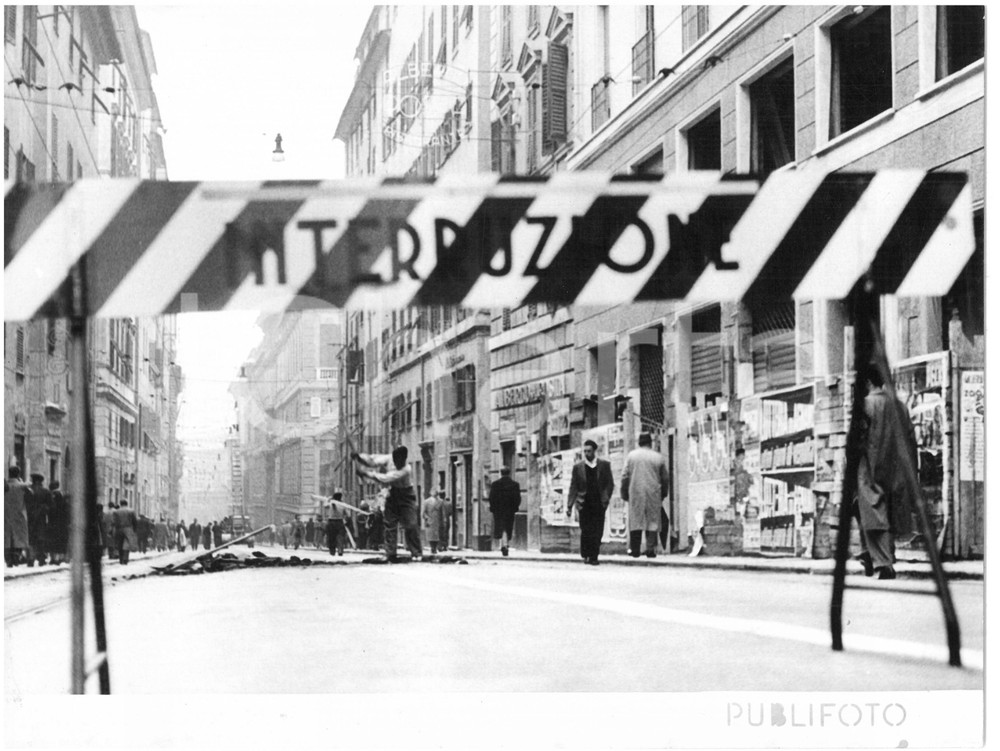 1955 GENOVA Via Balbi - Interruzione per lavori stradali *Foto 24x18 cm Fotografia d'epoca con didascalia coeva al verso.  CONDIZIONI: FAIR (piegatura al margine inferiore) CONDIZIONI: 24x18 cm    originale e autentica 1