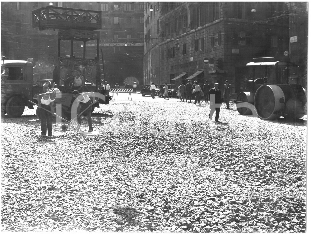 1955 GENOVA Largo della Zecca - Lavori stradali - Operai al lavoro *Foto 24x18 Fotografia d'epoca con didascalia coeva al verso.  CONDIZIONI: FAIR (piegatura al margine inferiore) CONDIZIONI: 24x18 cm    originale e autentica 1