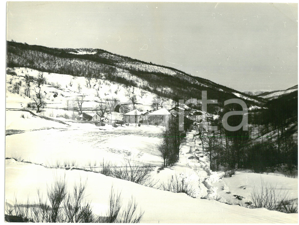 1959 CAIRO MONTENOTTE (SV) Paese imbiancato dalla neve *Foto 24x18 cm Fotografia d'epoca con didascalia coeva al verso.  CONDIZIONI: FAIR (piegature agli angoli superiori) CONDIZIONI: 24x18 cm    originale e autentica 1