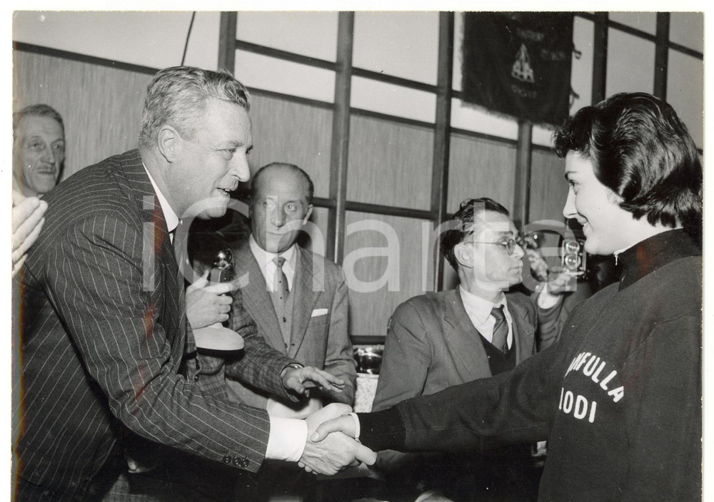 1955 GENOVA Campionati GINNASTICA ARTISTICA - Premiazione di Elisa CALSI *Foto Fotografia d'epoca con didascalia coeva al verso.  CONDIZIONI: G (ma lieve ondulazione al margine sinistro) CONDIZIONI: 24x18 cm    originale e autentica 1