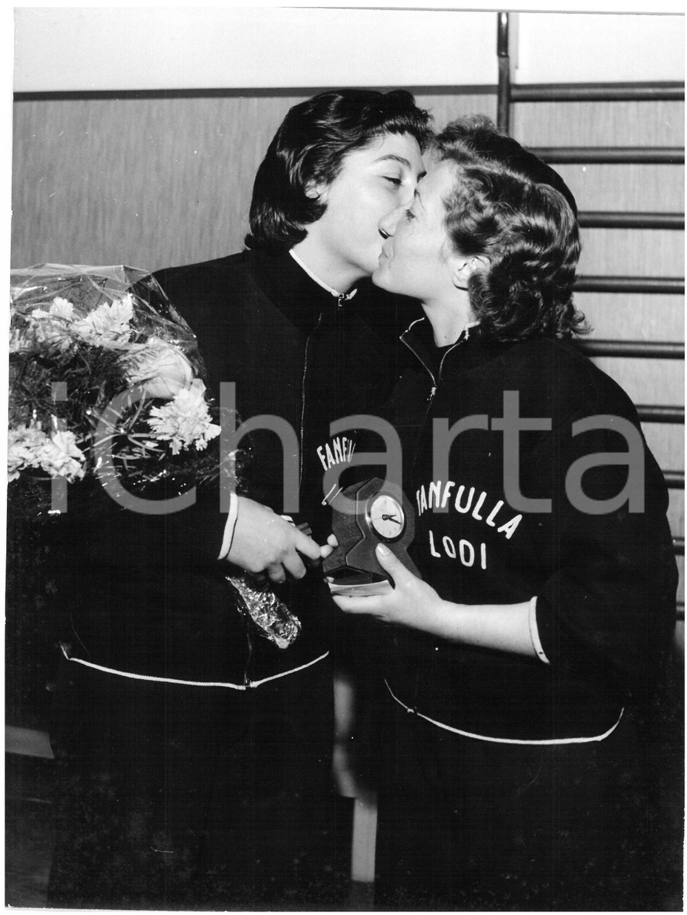 1955 GENOVA Campionati GINNASTICA ARTISTICA - Elisa CALSI e Lilly SCARICABAROZZI Fotografia d'epoca con didascalia coeva al verso.  CONDIZIONI: G CONDIZIONI: 18x24 cm    originale e autentica 1