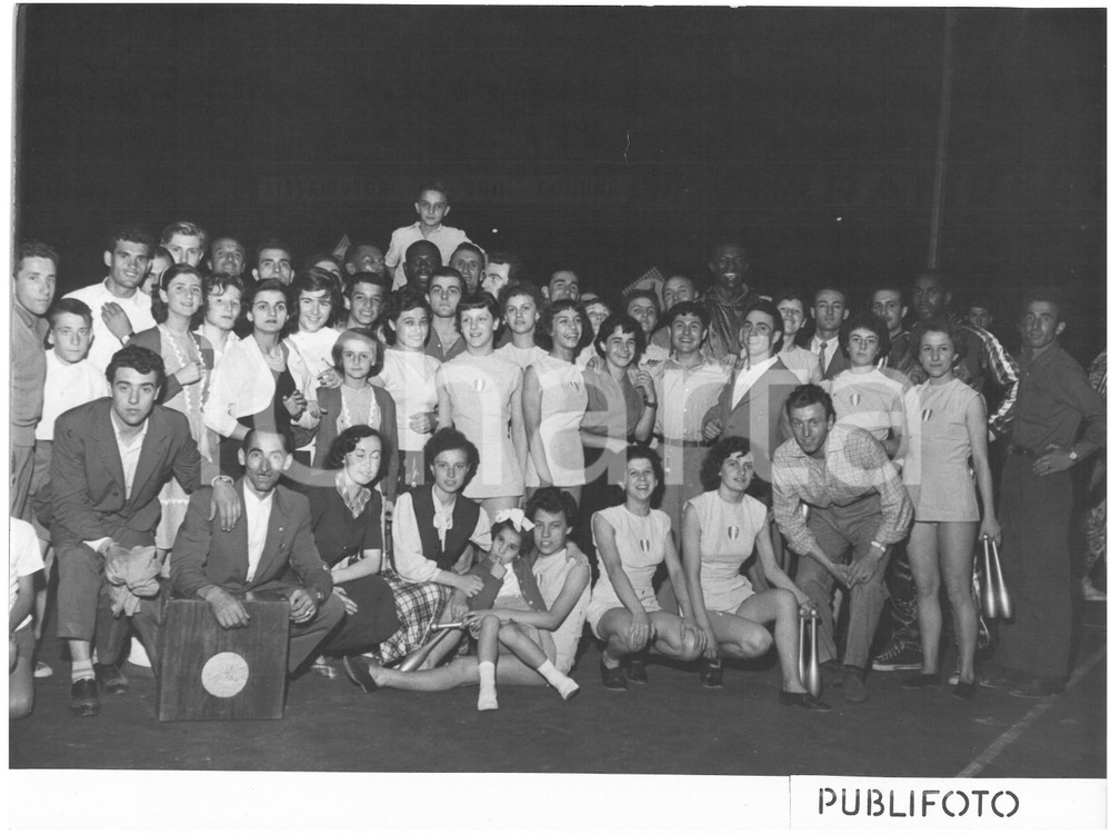 1953 GENOVA Foto di gruppo - Squadra di basket HARLEM GLOBETROTTERS Fotografia d'epoca.  CONDIZIONI: G (ma lieve alone diffuso) CONDIZIONI: 24x18 cm    originale e autentica 1