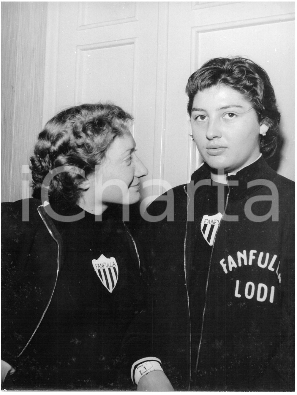 1955 GENOVA Campionati GINNASTICA ARTISTICA - Lilly SCARICABAROZZI - Elisa CALSI Fotografia d'epoca con didascalia coeva al verso.  CONDIZIONI: G (ma piccoli aloni) CONDIZIONI: 18x24 cm    originale e autentica 1