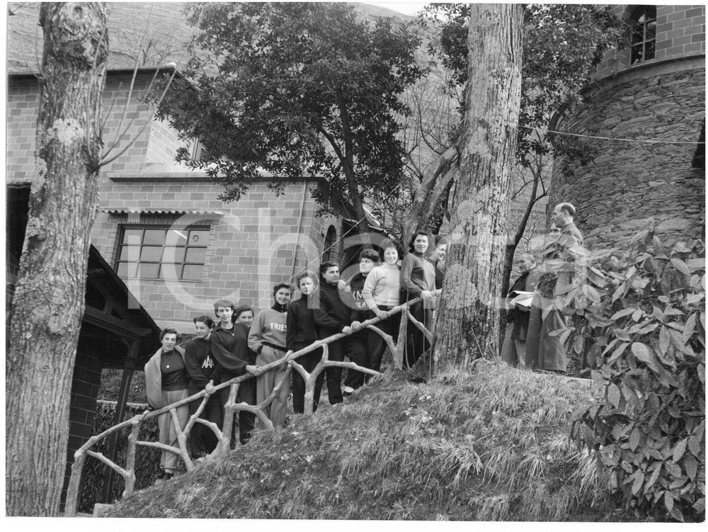 1955 USCIO (GE) Ginnaste Azzurre in ritiro - Foto di gruppo *24x18 cm Fotografia d'epoca.  CONDIZIONI: G CONDIZIONI: 24x18 cm    originale e autentica 1
