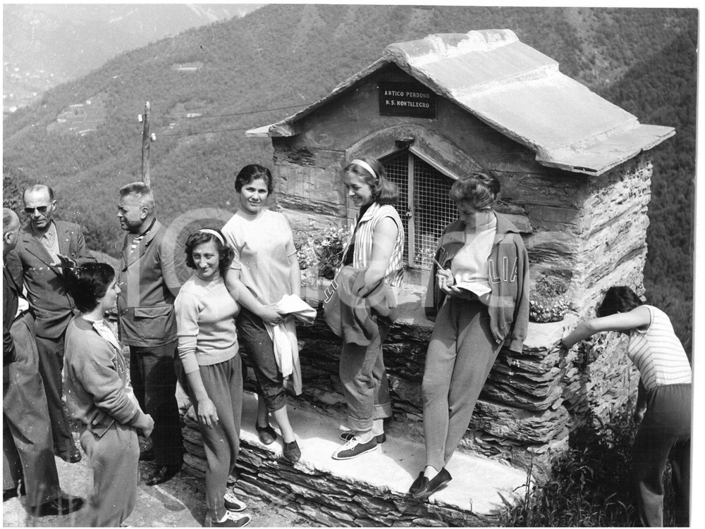 1958 USCIO (GE) Antico Perdono N. S. Montalegro - Ginnaste Azzurre in ritiro  Fotografia d'epoca con didascalia coeva al verso.  CONDIZIONI: FAIR (piccola piegatura all'angolo inferiore destro) CONDIZIONI: 24x18 cm     originale e autentica 1