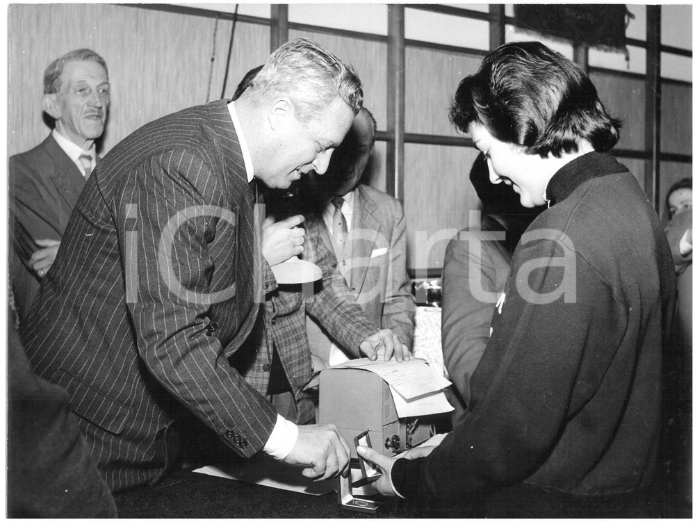 1955 GENOVA Campionati GINNASTICA ARTISTICA - Premiazione Elisa CALSI *Foto Fotografia d'epoca con didascalia coeva al verso.  CONDIZIONI: G (ma piccola piegatura al margine superiore) CONDIZIONI: 24x18 cm    originale e autentica 1