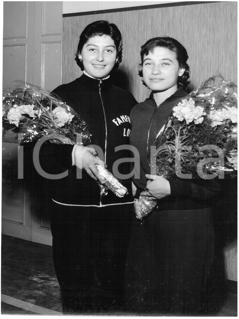 1955 GENOVA Campionati GINNASTICA ARTISTICA - Elisa CALSI con Armida COSTA *Foto Fotografia d'epoca con didascalia coeva al verso.  CONDIZIONI: G (ma piccole piegature al margine inferiore e superiore) CONDIZIONI: 18x24 cm    originale e autentica 1