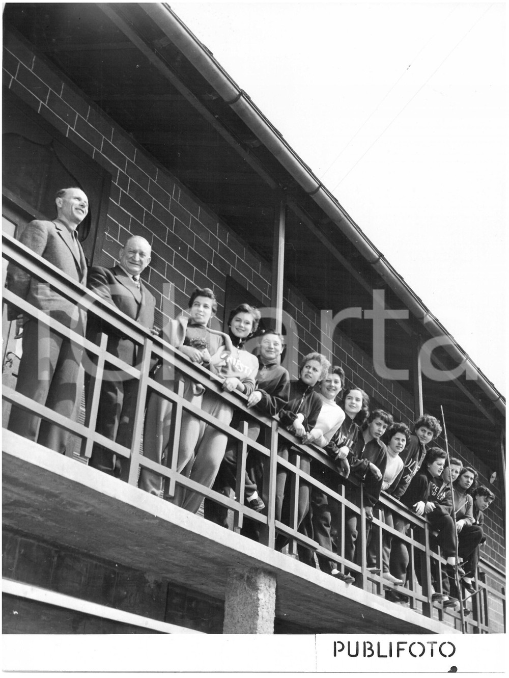 1954 USCIO (GE) Ginnaste Azzurre Armida COSTA - Licia MACCHINI - Wilma LAGORARA Fotografia d'epoca con didascalia coeva al verso.  CONDIZIONI: FAIR (sovraimpressione al margine inferiore; piegature al margine superiore) CONDIZIONI: 18x24 cm    originale e autentica 1