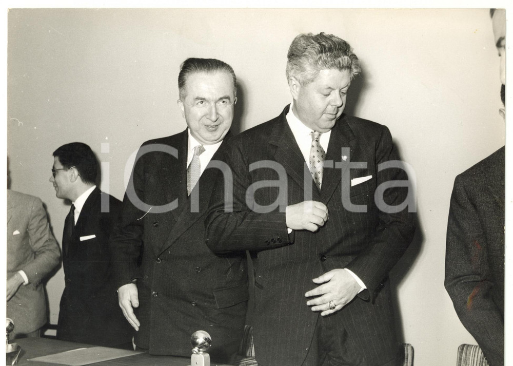 1955 ca ROMA Ministro degli Esteri Giuseppe PELLA al termine di un convegno Fotografia d'epoca.  CONDIZIONI: FAIR (piccole piegature sparse) CONDIZIONI: 24x18 cm    originale e autentica 1