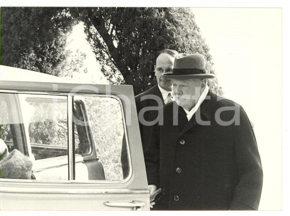 1955 ca ROQUEBRUNE Villa "La Pausa" - Winston CHURCHILL sale in auto *Foto 18x13 Fotografia d'epoca.  CONDIZIONI: FAIR (bassa qualit&agrave; di stampa) CONDIZIONI: 18x13 cm    originale e autentica 1