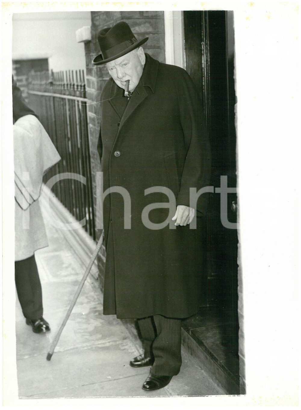 1961 LONDON Sir Winston CHURCHILL leaving his Hyde Park Gate home - Photo 15x20 Fotografia d'epoca.  CONDIZIONI: FAIR (lievi macchie al margine superiore; piccola piegatura al margine inferiore) CONDIZIONI: 15x20 cm    originale e autentica 1
