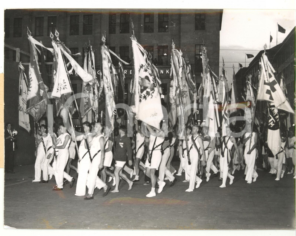 1953 HAMBURG German Gymnastics Festival - Entrance of the flags *Photo 20x15 Fotografia d'epoca.  CONDIZIONI: FAIR (lieve ondulazione; piccola mancanza di pellicola all'angolo inferiore sinistro) CONDIZIONI: 20x15 cm    originale e autentica 1