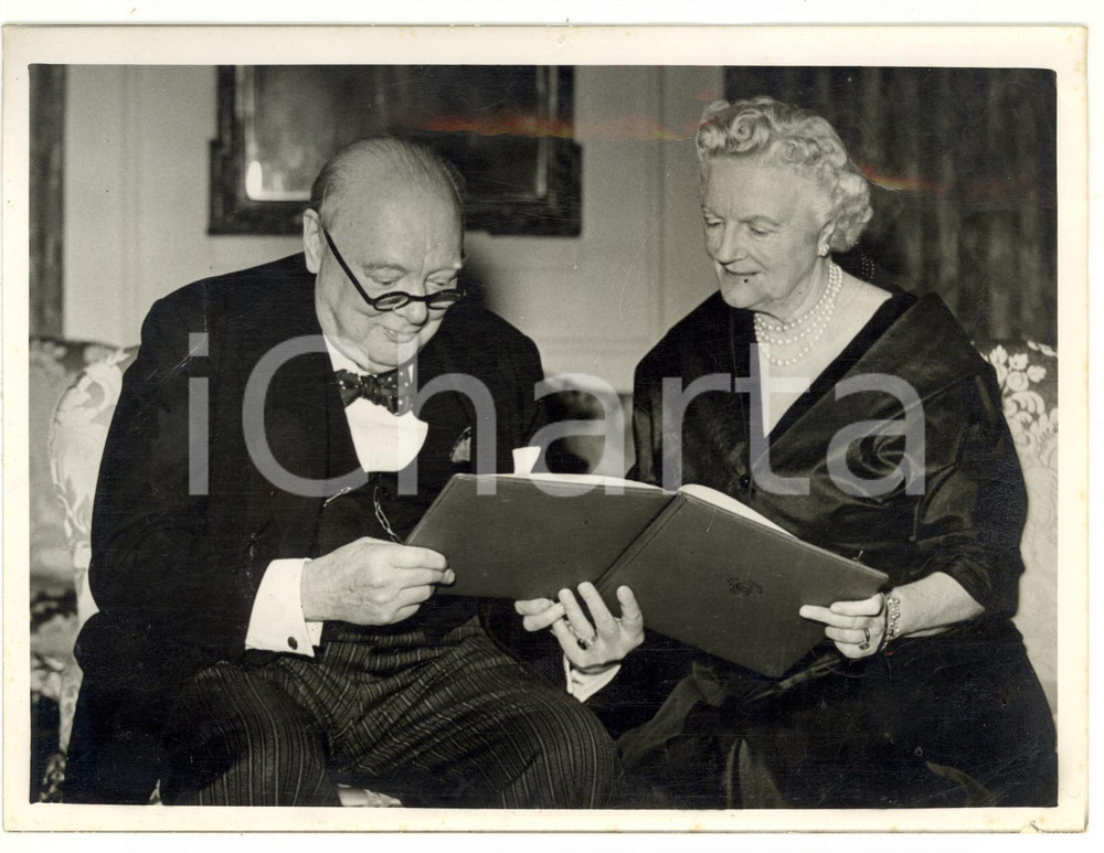 1954 LONDON Sir Winston CHURCHILL with his wife at Downing Street *Photo 20x15