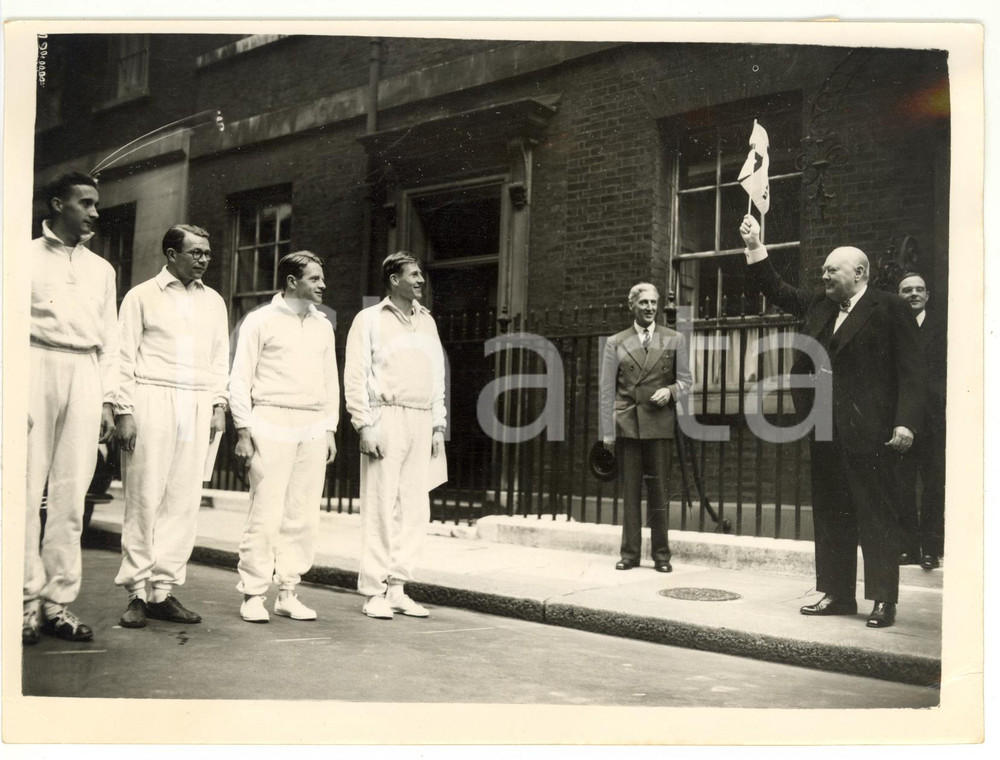 1954 LONDON Winston CHURCHILL flagging off the runners *Photo 20x15 cm