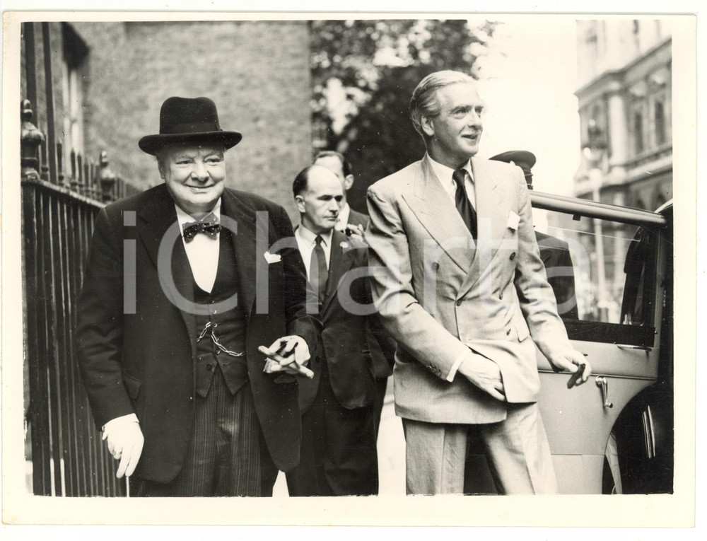 1954 LONDON Cabinet meeting - Sir Winston CHURCHILL with Anthony EDEN *Photo Fotografia d'epoca, con didascalia coeva al verso.  CONDIZIONI: G (ma lieve ondulazione) CONDIZIONI: 20x15 cm    originale e autentica 1
