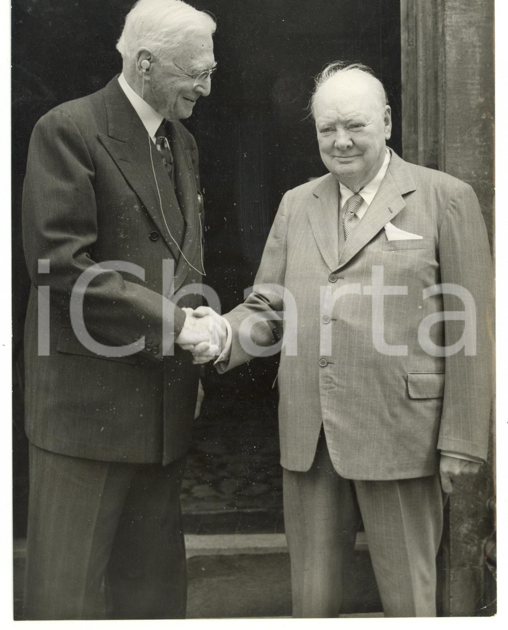 1956 WESTERHAM Sir Winston CHURCHILL with Bernard BARUCH *Photo 15x20 cm Fotografia d'epoca, con didascalia coeva al verso.  CONDIZIONI: FAIR (piccola piegatura all'angolo inferiore destro; piccole macchie) CONDIZIONI: 15x20 cm    originale e autentica 1