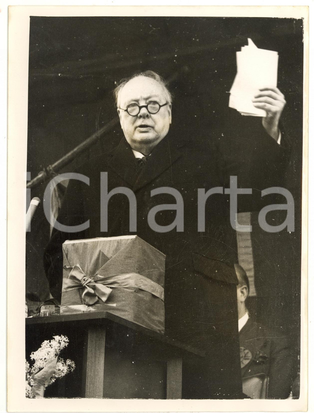 1955 BIGGLESWADE Sir Winston CHURCHILL addressing the meeting *Photo 15x20 cm Fotografia d'epoca, con didascalia coeva al verso.  CONDIZIONI: G (ma lieve ondulazione) CONDIZIONI: 15x20 cm    originale e autentica 1