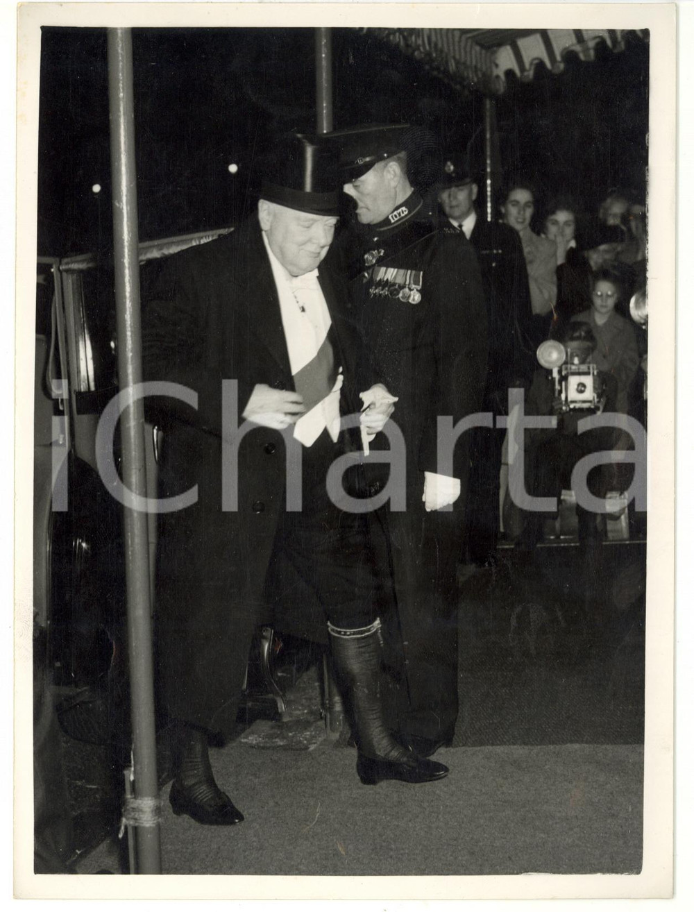 1954 LONDON Embassy of Ethiopia - Sir Winston CHURCHILL arriving for the dinner Fotografia d'epoca, con didascalia coeva al verso.  CONDIZIONI: FAIR (piegatura al margine inferiore) CONDIZIONI: 15x20 cm    originale e autentica 1