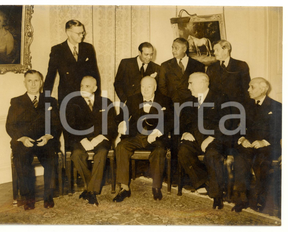 1955 LONDON Commonwealth Prime Ministers' Conference - Sir Winston CHURCHILL Fotografia d'epoca, con didascalia coeva al verso.  CONDIZIONI: FAIR (alone diffuso e sovraimpressione) CONDIZIONI: 20x15 cm    originale e autentica 1