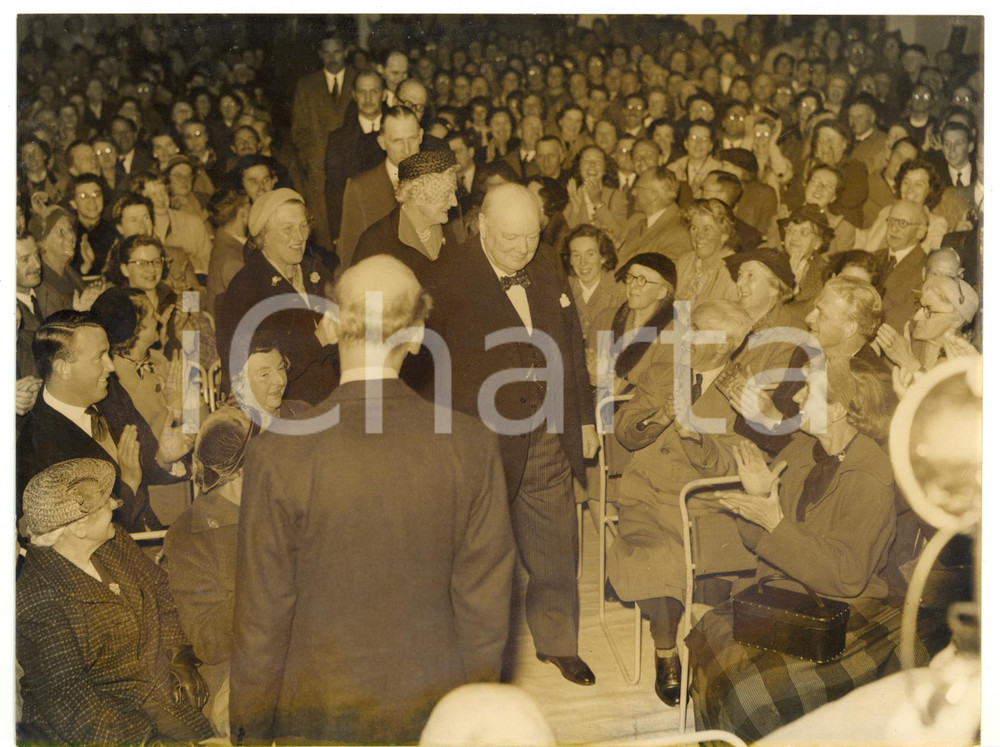 1955 LONDON - WOODFORD General Election - Winston CHURCHILL receiving an ovation Fotografia d'epoca, con didascalia coeva al verso.  CONDIZIONI: FAIR (alone diffuso) CONDIZIONI: 20x15 cm    originale e autentica 1