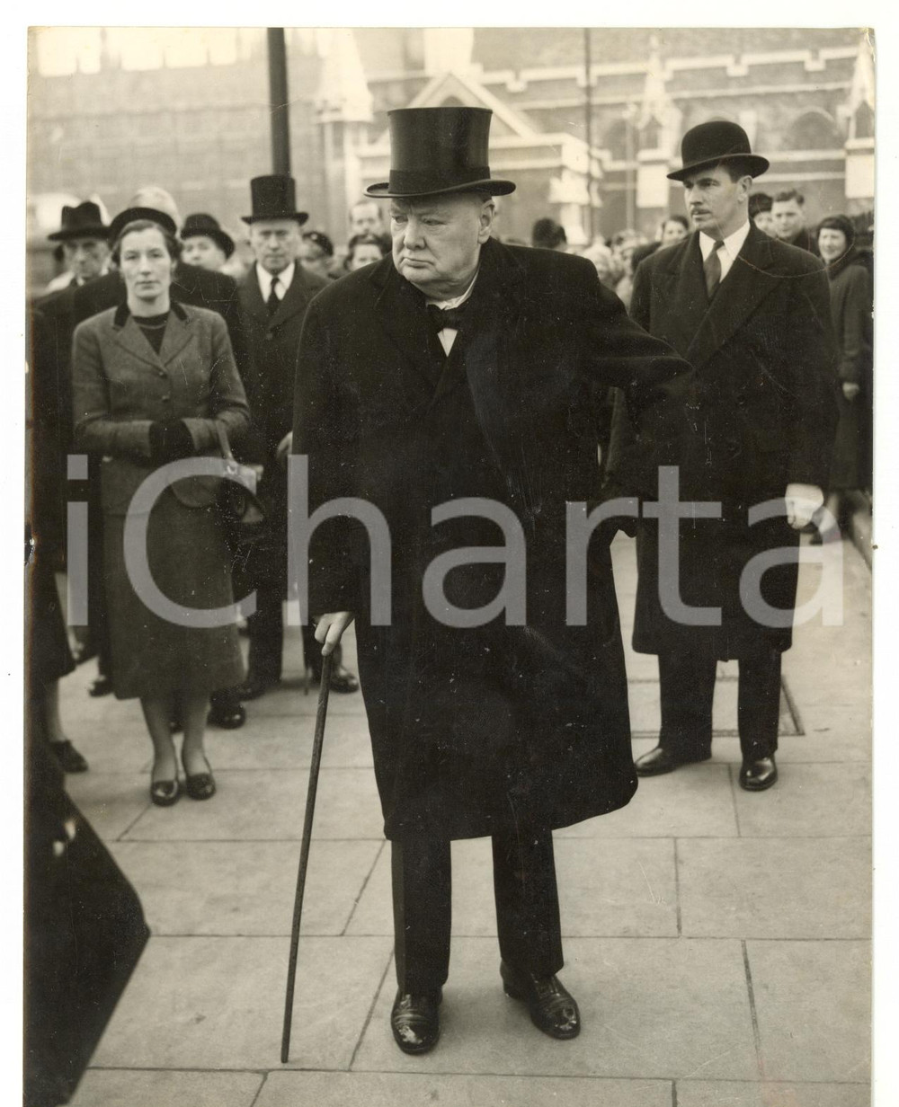 1954 LONDON Sir Winston CHURCHILL arriving at St Margaret's *Photo 15x20 cm Fotografia d'epoca, con didascalia coeva al verso.  CONDIZIONI: FAIR (piccola piegatura al margine superiore; sovraimpressione) CONDIZIONI: 15x20 cm    originale e autentica 1