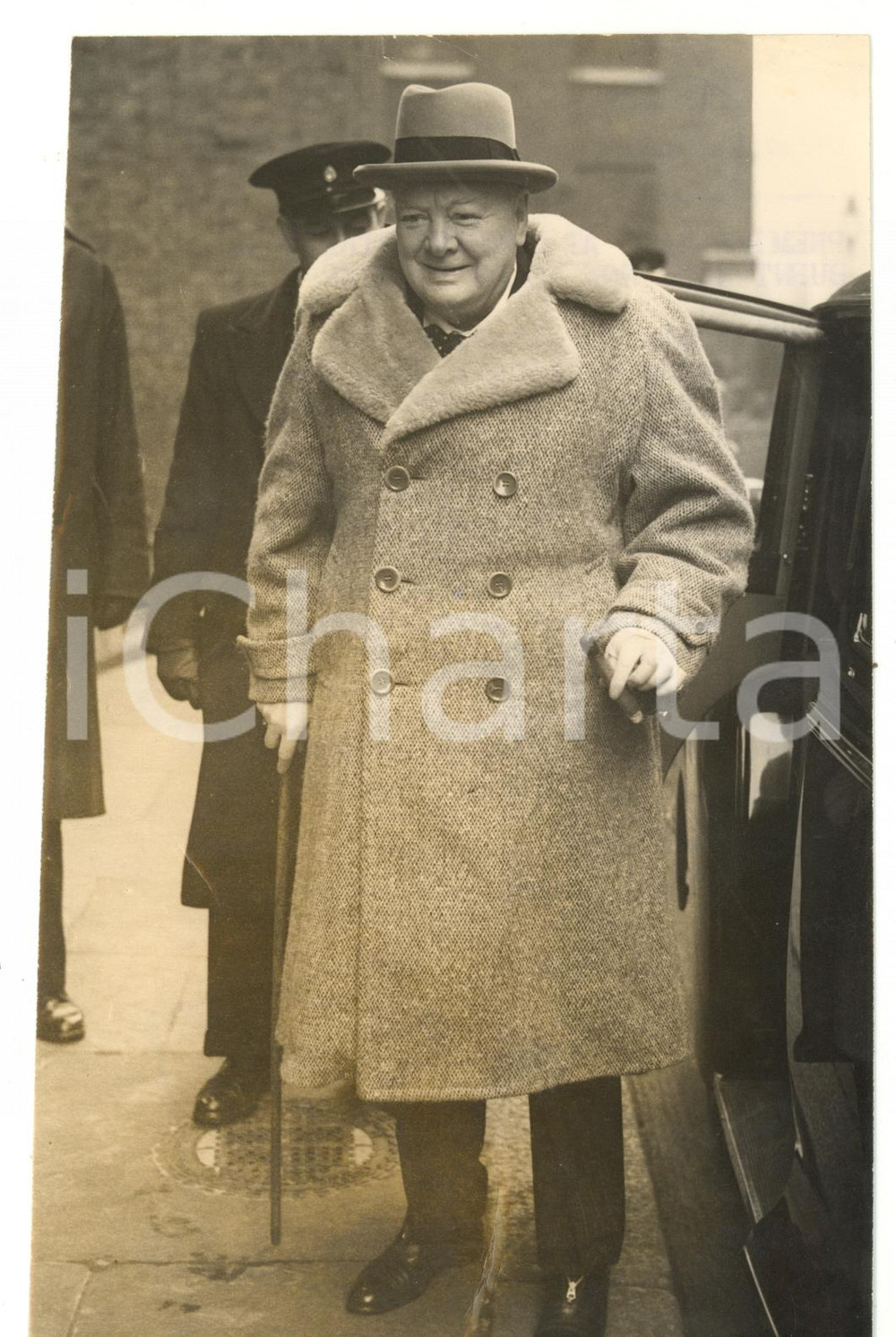 1953 LONDON Sir Winston CHURCHILL in fur-lined overcoat *Photo 12x20 cm