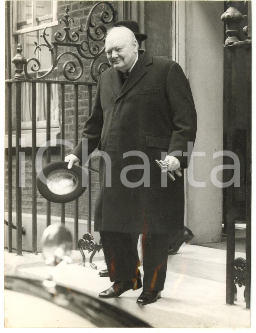 1954 LONDON Downing Street - Sir Winston CHURCHILL smiling *Photo 15x20 cm Fotografia d'epoca, con didascalia coeva al verso.  CONDIZIONI: FAIR (piegatura al margine inferiore) CONDIZIONI: 15x20 cm    originale e autentica 1