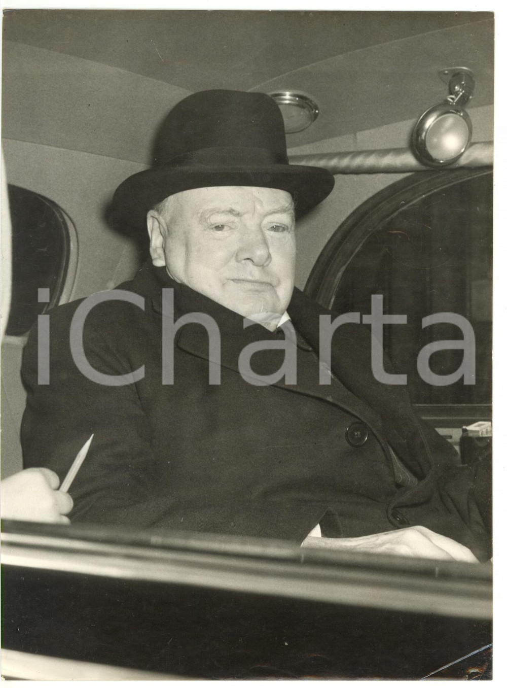 1954 LONDON Sir Winston CHURCHILL sitting in the car *Photo 15x20