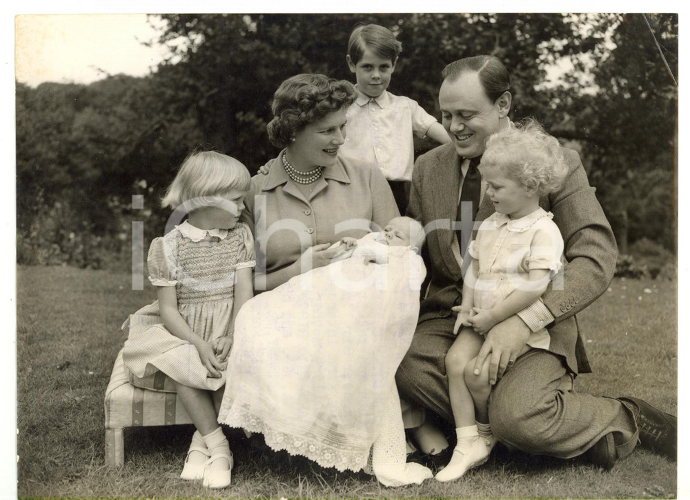1954 WESTERHAM Mary SOAMES CHURCHILL with her family in the garden *Photo 20x15 Fotografia d'epoca, con didascalia coeva al verso.  CONDIZIONI: FAIR (piccola piegatura all'angolo superiore destro) CONDIZIONI: 20x15 cm    originale e autentica 1
