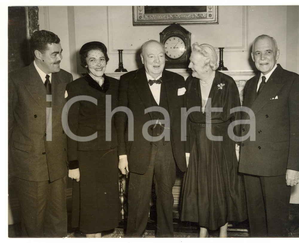 1954 LONDON Sir Winston CHURCHILL receiving Louis SAINT-LAURENT and his family Fotografia d'epoca, con didascalia coeva al verso.  CONDIZIONI: G (ma piccole piegature) CONDIZIONI: 20x15 cm    originale e autentica 1
